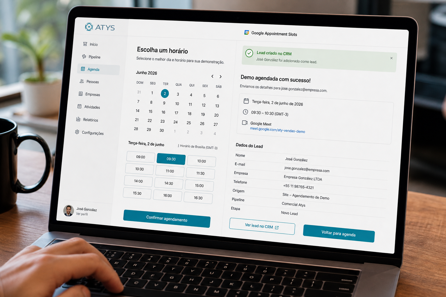 Tela de agendamento online com slots do Google Calendar conectados a criação automática de lead no CRM