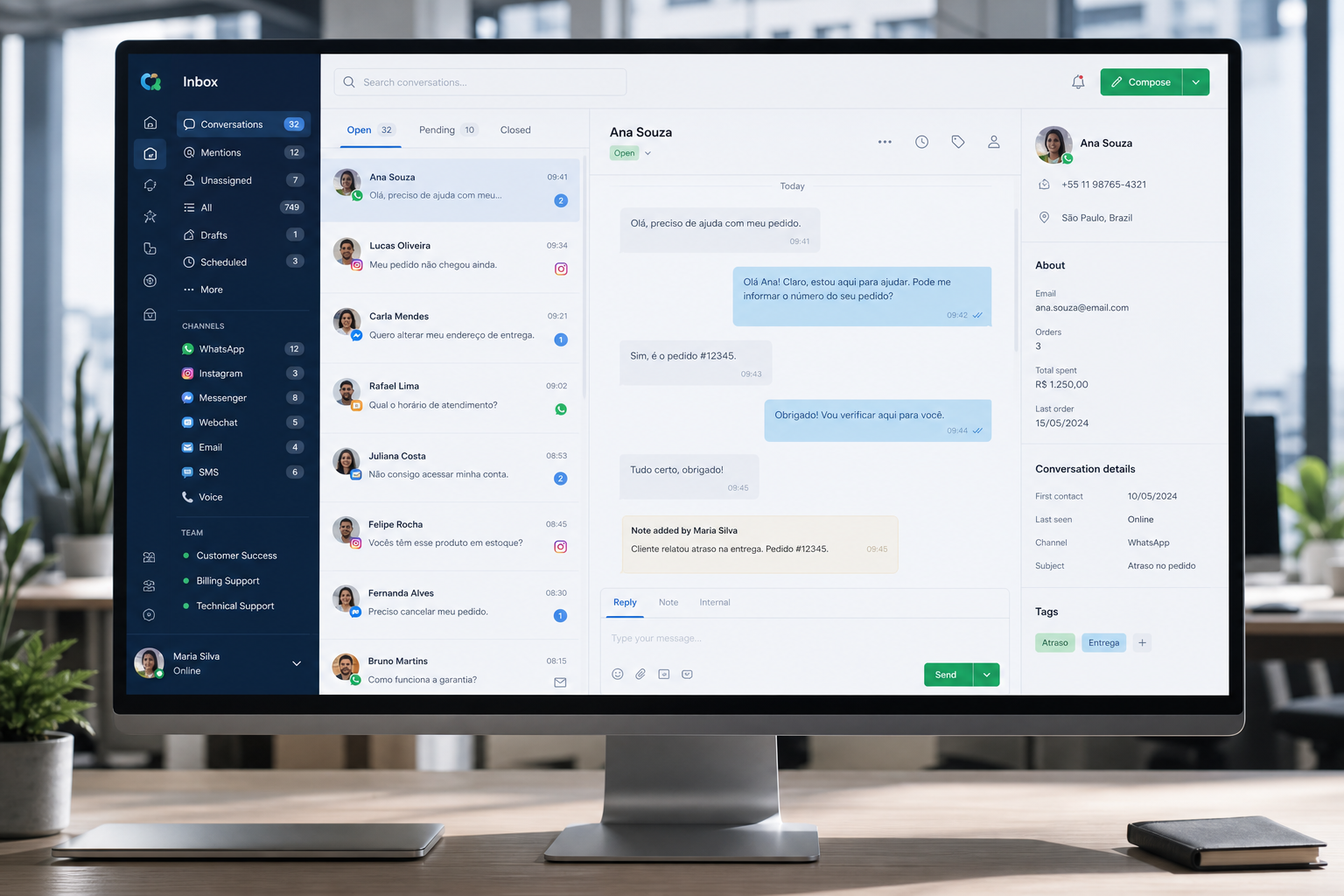 Monitor premium exibindo interface omnichannel centralizada com WhatsApp, Instagram e e-mail em inbox unificado