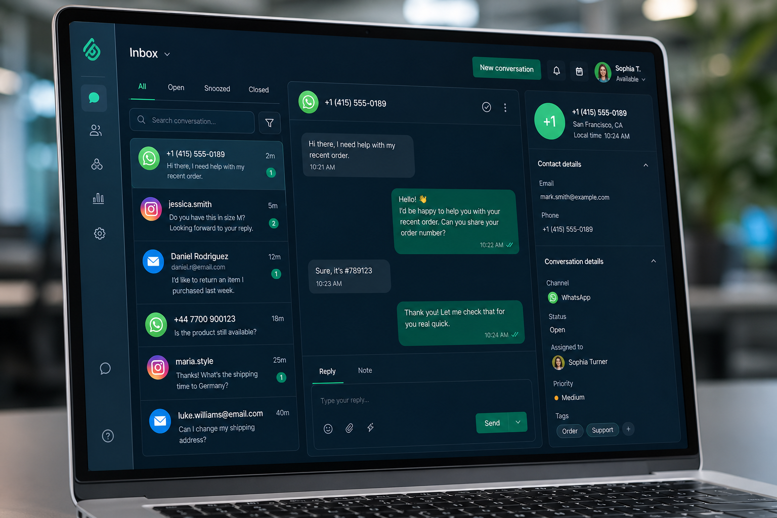 Monitor com software omnichannel exibindo mensagens de WhatsApp, Instagram e e-mail em dashboard unificado